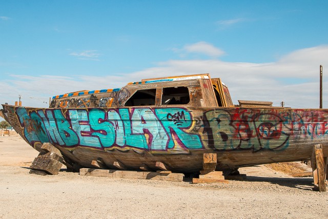 Bombay rand, mahajäetud kalapaat grafitiga, California, USA