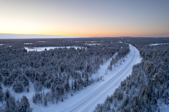 Drooni Vaade lumisele Lapimaa maastikule Soomes