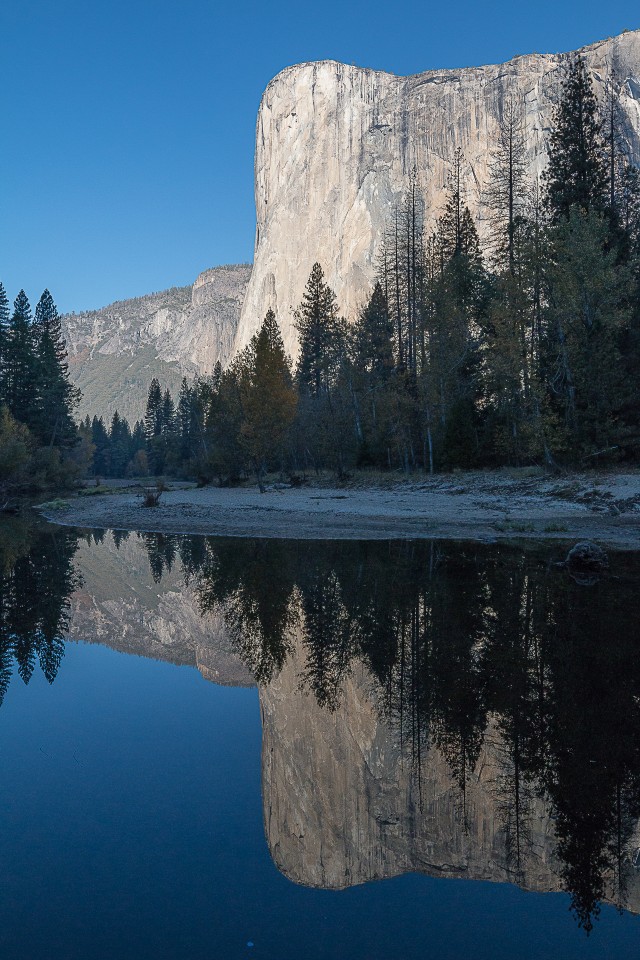 El Capitani peegeldus Mercedi jões Yosemite'i rahvuspargis Californias