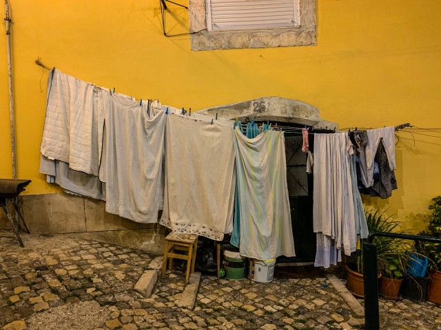 Portugali tänava romantika- pesu kuivatamine ukseavas