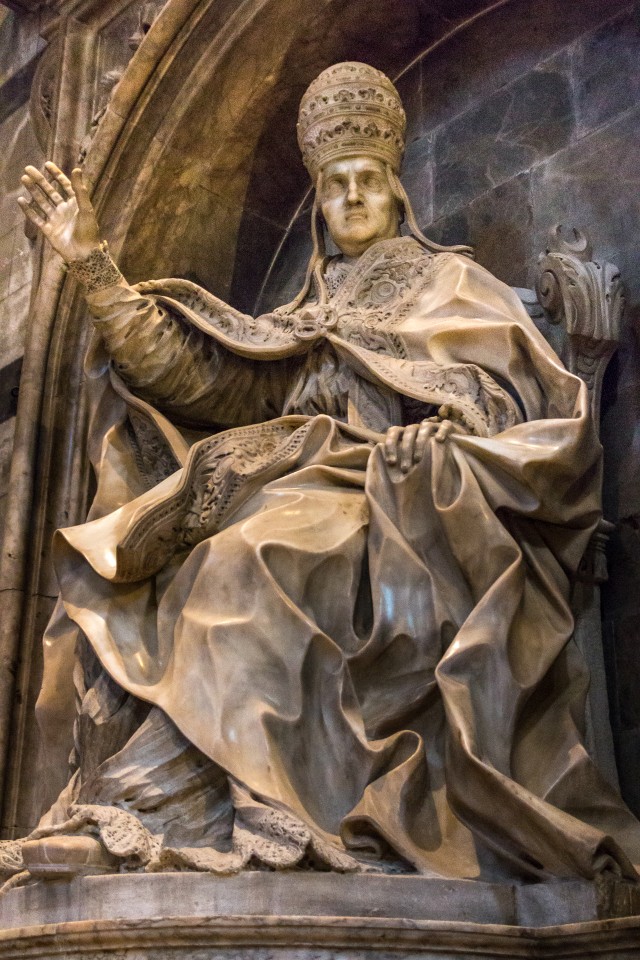 Itaalia kõrgbaroki skulptor, arhitekt ja joonestaja -Alessandro Algardi skulptuur "Istuva paavsti kuju"