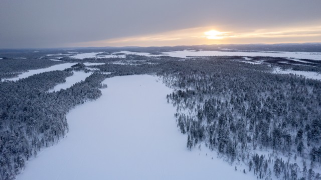 Droonivaade lumisele Lapimaa maastikule Soomes