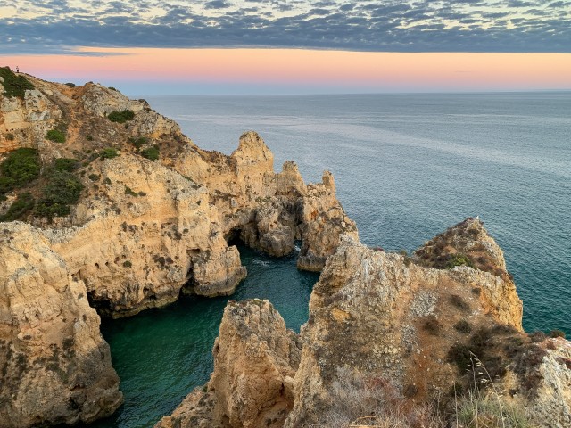Päikeseloojang Lõuna-Portugali Ponta Da Piedade kiviste kaljude kohal