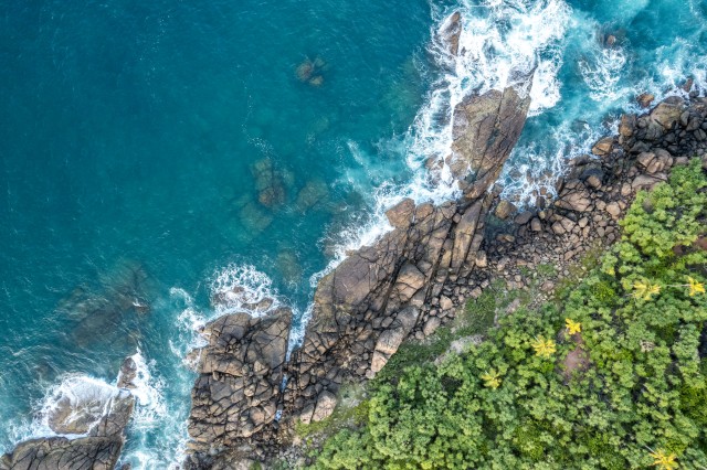 Droonivaade Sri Lanka kivisele kaldale India ookeanis