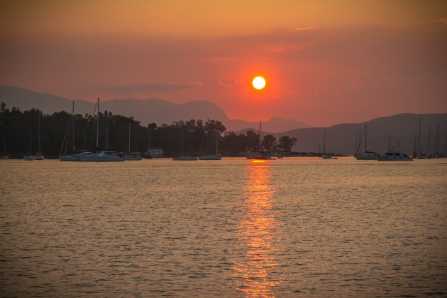 Porose jahisadam päikeseloojangus, Kreeka