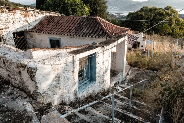 Vana lagunenud maja varemed Kreekas, Porose saarel