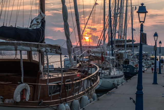 Porose saare üks sadamatest paatidega, Kreeka