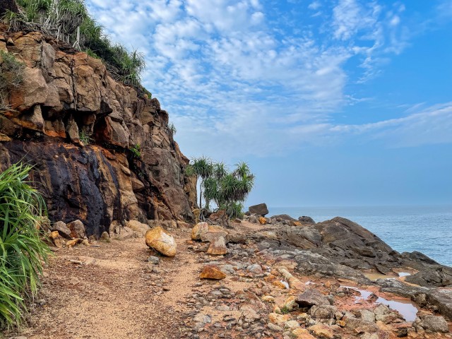Vaade Gokarna rannamatkale Karnatakas Indias. See on populaarne rannikumatkarada, mis on tuntud oma kaljude ja puutumatute randade poolest