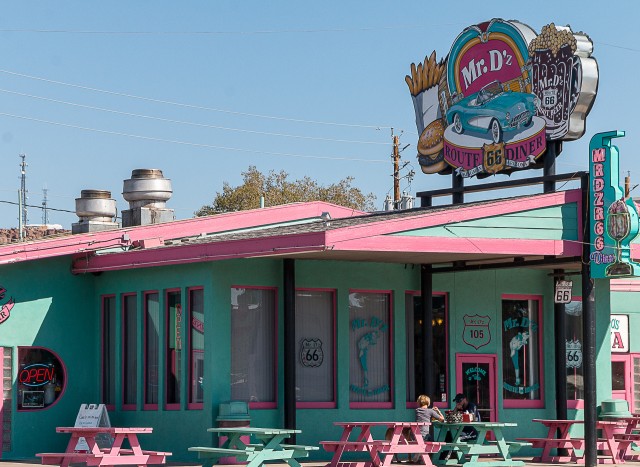 Sinine ja roosa hoone, mille ees on roosa piknikulaud, Seligman, Arizona