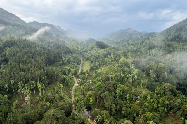 Droonivaade Sri Lanka rahvuspargi maastikule ja mägikülale