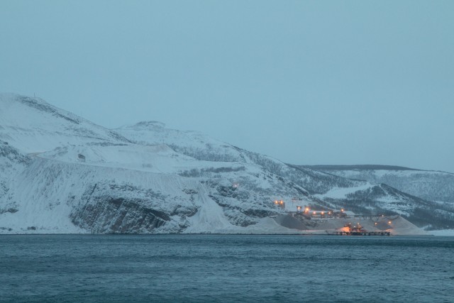 Lumine mägi ja jäine järv Nellimi küla lähedal Soomes