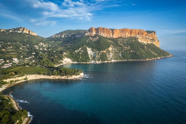 Droonivaade Cap Canaille'i kaljudele Cassis's, Prantsusmaal, kust avaneb vaade Vahemerele