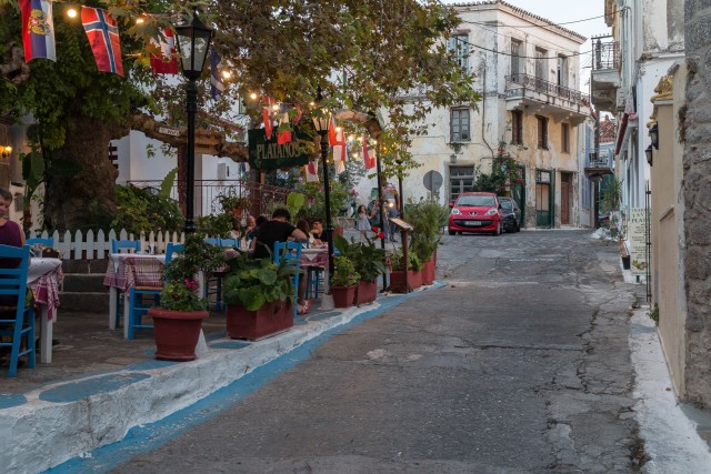 Porose vanalinna tänav restorani terrassiga, Kreeka