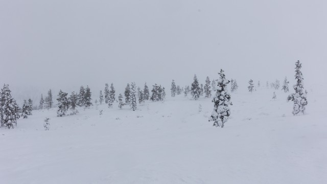 Lumeteki all mattunud Lapimaa loodus, Soome