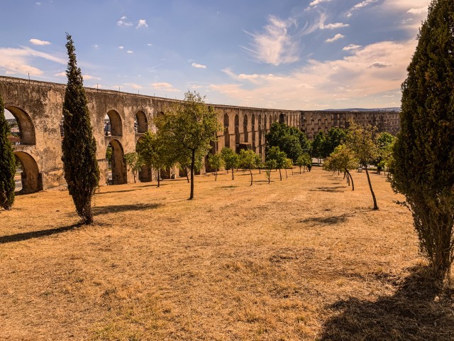 Amoreira akvedukt on 16. sajandist pärit akvedukt, mis ulatub üle Portugali Elvase valla
