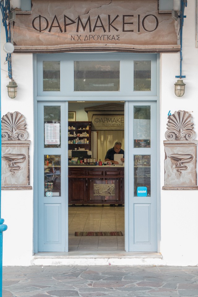 Vanalinna tänav apteegiga Porose saarel Kreekas