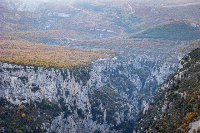 Droonivaade järskudele lubjakivikaljudele Verdoni kuristikus Prantsusmaal