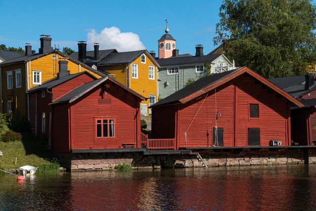 Vaade jõele ja selle ääres asuvatele Porvoo ajaloolistele puumajadele, Soome