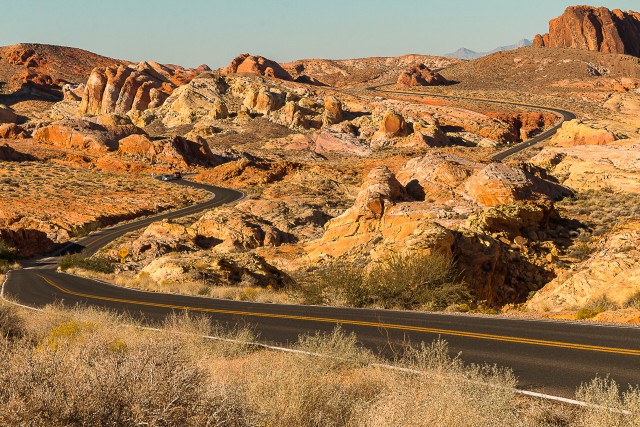 Tee keset kõrbe, taustal mäed, Nevada