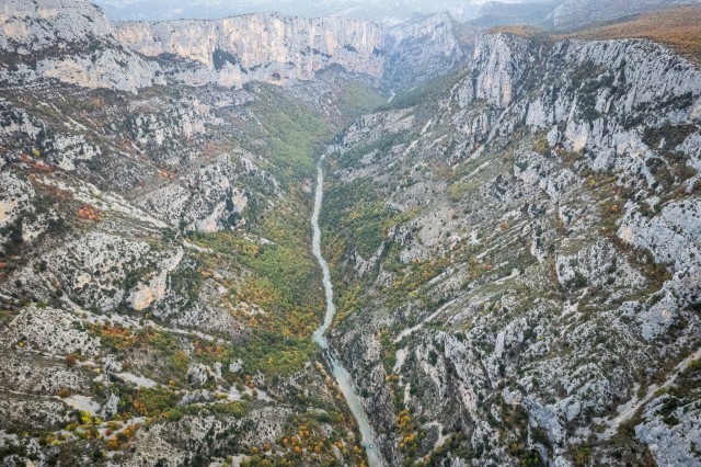 Jõgi ja järsud lubjakivikaljud Verdoni jõe kuristikus Prantsusmaal