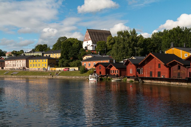 Vaade jõele ja selle ääres asuvatele Porvoo ajaloolistele puumajadele ja katedraalile, Soome