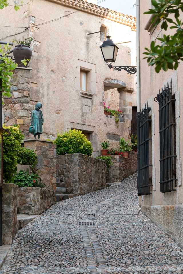 Pronksist tüdruku kuju kivitänaval Tossa de Maris, Hispaanias