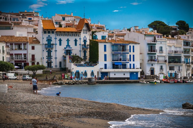 Hispaania rannikuküla Cadaques päikesepaistes