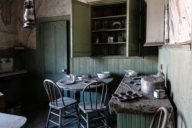 Vana maja köök Bodie osariigi ajaloolises pargis Californias, USAs