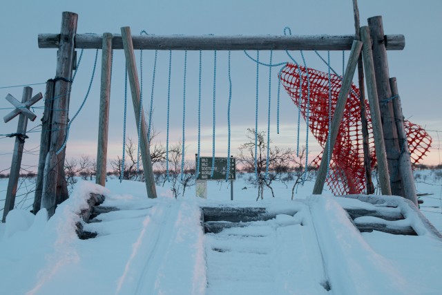 Värav lumisel Lapimaal, Põhja-Soomes