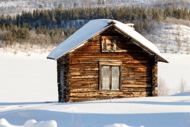 Mahajäetud maja lumisel aasal, Norra
