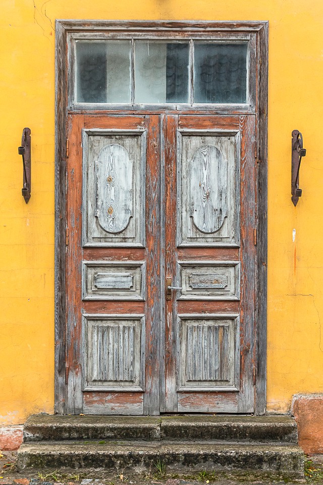 Kuldiga vanalinna hoonestiku vana maja uks ja trepp