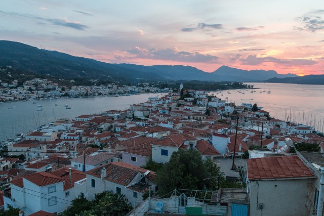 Vaade Kreeka saarele Pórosele päikeseloojangul, Kreeka