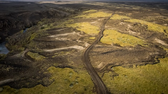 Islandi tee kaetud sambla ja laavavälja vulkaanilise maastikuga