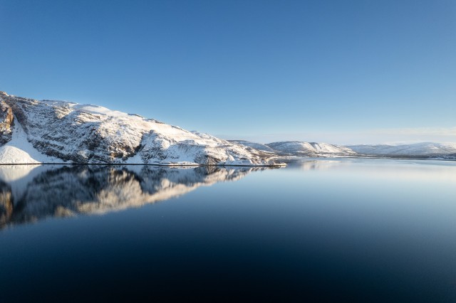 Põhja-Jäämeri ja talviselt lumine Svalbardi maastik, Norra