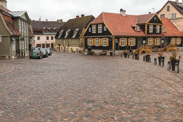 Kuldiga vanalinna hoonestik ja munakivitee