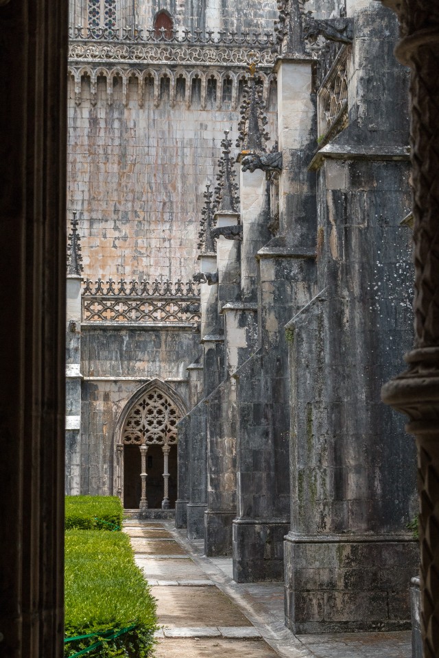 Bathala kloostri välisfassaad oma võlvide ja tornidega, Portugal