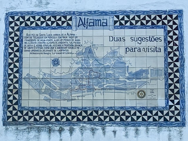 Maja seinale plaaditud Alfama linnaosa maalitud kaart, Portugal. Vanim linnaosa Lissabonis.