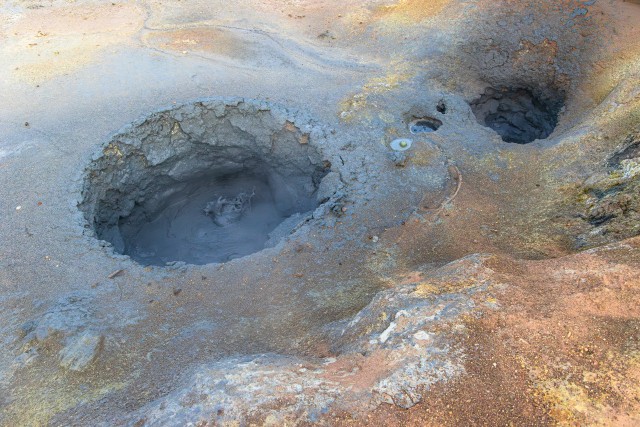 Hall kuum muda mullitab augus Hveriri geotermiliselt aktiivses piirkonnas Islandil