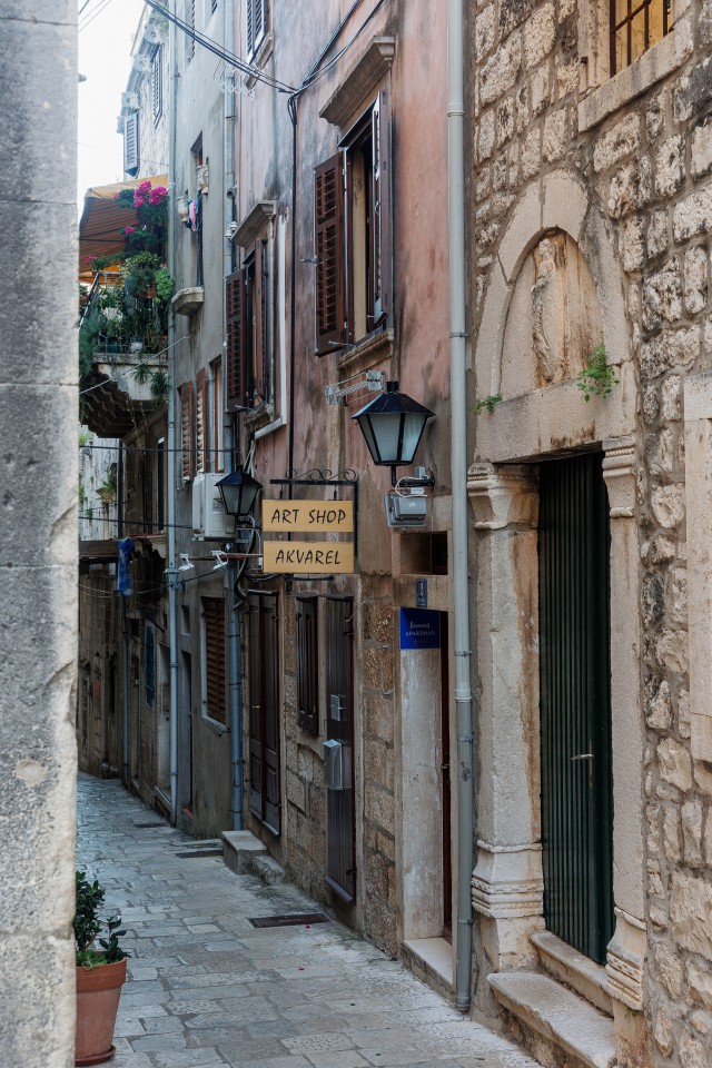 Kitsas tänav Korčula linna ajaloolises keskuses Horvaatias