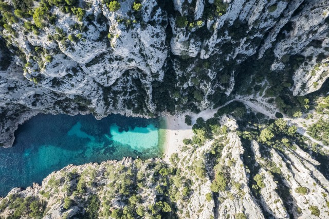 Droonivaade Calanques rahvuspargi mägede vahel asuvale liivarannale, mis asub Vahemere rannikul Lõuna-Prantsusmaal