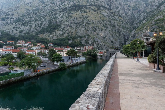 Mäestikust tulev jõgi, mis suubub Kotori lahte, Montenegro