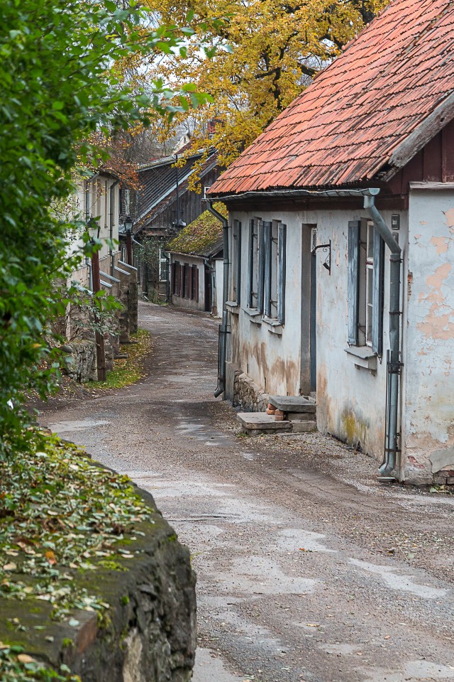 Väike tee looklemas läbi Kuldiga vanalinna Lätis