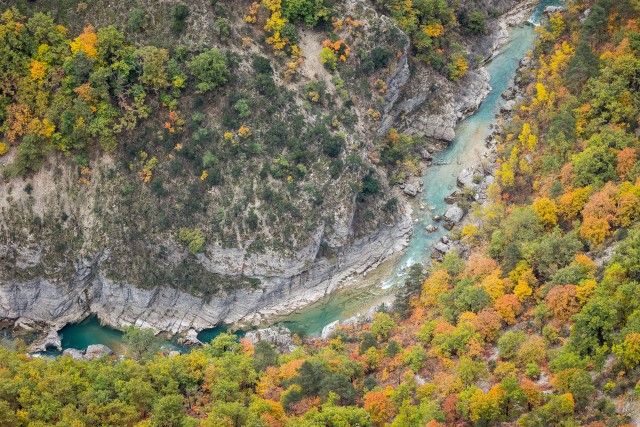 Droonivaade järskudele lubjakivikaljudele Verdoni kuristikus ja jõel Prantsusmaal
