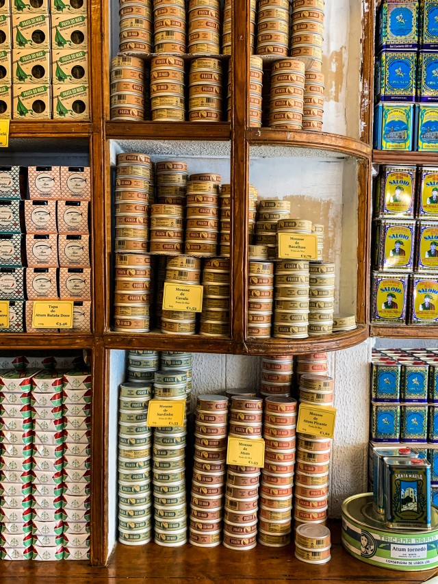 Portugali suveniiripood. Nad müüvad 24 sorti konserveeritud Portugali kala