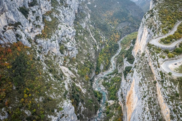 Droonivaade järskudele lubjakivikaljudele Verdoni kuristikus ja jõel Prantsusmaal