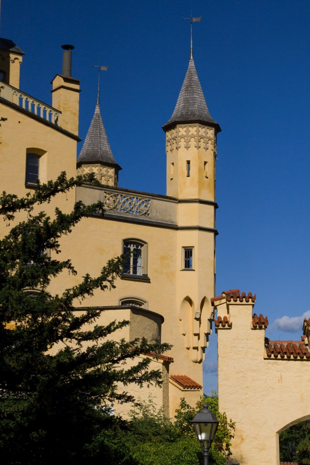 Vaade kivisel künkal asuvale Neuschwansteini lossile Baierimaal, Saksamaa