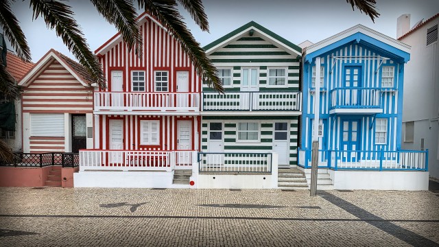 Costa Nova do Prado on Portugalis Aveiro lähedal asuv maaliline rannikukuurort, mis on kuulus oma erksavärviliste triibuliste kalurimajade, mida kutsutakse palheirosteks, liivarandade ja luidetega
