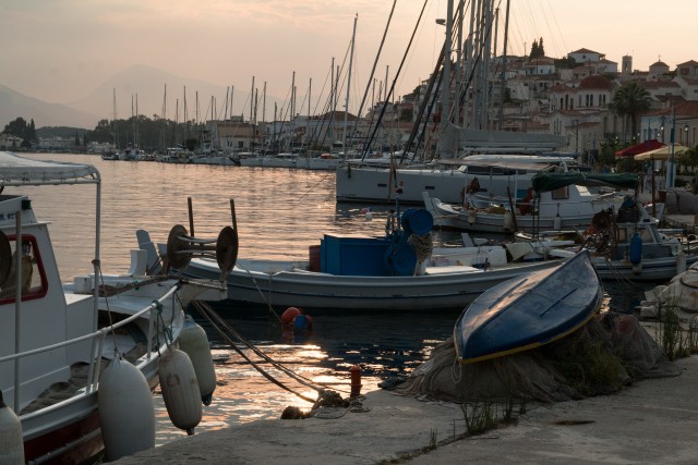 Porose jahisadam päikeseloojangus, Kreeka