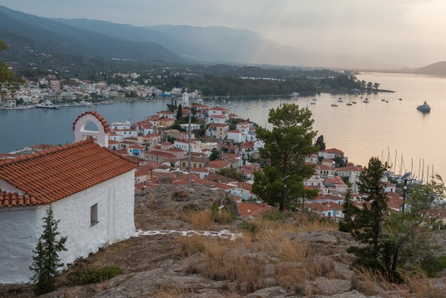 Vaade mäenõlvalt Porose saare asustusele, Kreeka