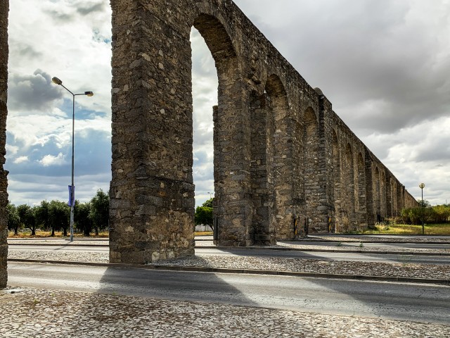 Massiivne Rooma akvedukt kõrgub keskaegse Évora linna kohal Portugalis